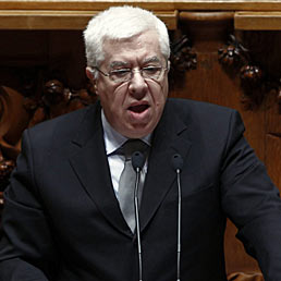 A Lisbona fino a 90 miliardi. Il ministro delle Finanze portoghese, Fernando Teixeira Dos Santos (Ansa)