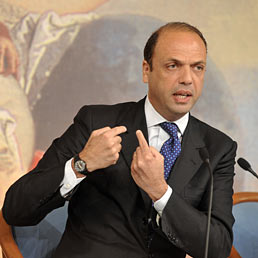 Domani Alfano segretario del Pdl. Alla Camera spunta buco da 3 milioni: pochi in regola con il versamento al gruppo. Nella foto il ministro della Giustizia, Angelino Alfano (Agf)