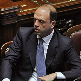 La lunga giornata del processo breve. E i big del Pd leggono la Costituzione. Nella foto il guardasigilli, Angelino Alfano (Ansa)