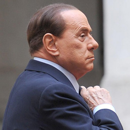 Silvio Berlusconi nel cortile di Palazzo Chigi prima dell'incontro con la Presidente della Confederazione Elvetica, Micheline Calmy-Rey (Ansa)