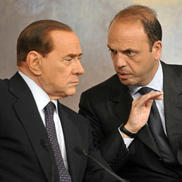 Il Pdl rilancia la stretta sulle intercettazioni, Pd e Udc sulle barricate. Nella foto il premier Silvio Berlusconi (a sinistra) e il ministro della Giustizia, Angelino Alfano (Agf)