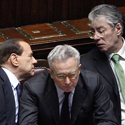 Berlusconi accelera sul rilancio del Pdl ma sul fisco passa la linea Tremonti. Acque agitatissime nel partito. Nella foto il premier Silvio Berlusconi (a sinistra), il ministro dell'Economia, Giulio Tremonti (al centro) e il leader della Lega, Umberto Bossi (Ansa)