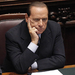 La maggioranza insegue l'ennesima fiducia. Nella foto il presidente del Consiglio Silvio Berlusconi dopo il discorso di ieri alla Camera (Ansa)