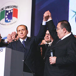 Nella foto Berlusconi alla convention "Italiani nel mondo" organizzata da Sergio De Gregorio (a destra) a Napoli nel 2008 (Olycom)