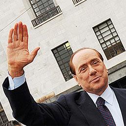 Berlusconi in tribunale: cambio di strategia per rialzare la sua popolarità. Nella foto il presidente del Consiglio Silvio Berlusconi, all'uscita dal Palazzo di Giustizia di Milano (Ansa)