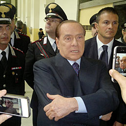 Berlusconi: «I travestimenti? Gare di burlesque». Nella foto l'ex presidente del Consiglio rilascia dichiarazioni ai giornalisti in Tribunale e Milano (Fotogramma)