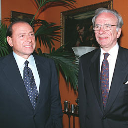 Nella foto Silvio Berlusconi (a sinistra) con il magnate australiano, Rupert Murdoch (Ansa)