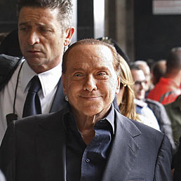 Nella foto Silvio Berlusconi al suo arrivo alla Stazione Termini di Roma con il Frecciarossa (Ansa)