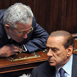 Manovra da 47 miliardi: 1,8 quest'anno. Nella foto il ministro dell'Economia, Giulio Tremonti (a sinistra) con il premier Silvio Berlusconi alla Camera (Ansa)