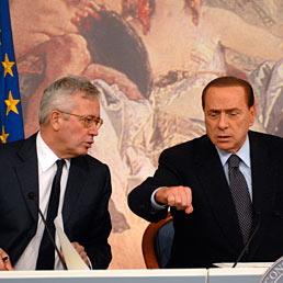 La manovra getta un'ombra sulla crescita (Wsj). Nella foto il Presidente del Consiglio Silvio Berlusconi (a destra) e il ministro dell' economia Giulio Tremonti durante la conferenza stampa a Palazzo Chigi al termine del Consiglio dei Ministri sulla manovra economica (Agf)