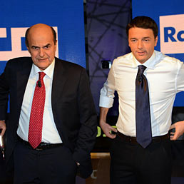 Il segretario del Pd, Pier Luigi Bersani (a sinistra) e il sindaco di Firenze Matteo Renzi negli studi Rai prima del faccia a faccia di ieri sera (Ansa)