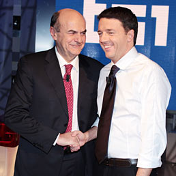 Nella foto il leader del Pd, Pier Luigi Bersani, stringe la mano all'avversario, il sindaco di Firenze Matteo Renzi, prima del faccia a faccia televisivo di mercoled sera su Rai1 (Space24)