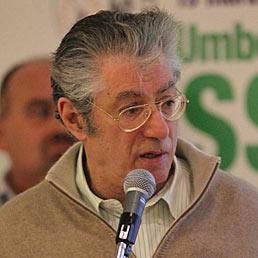 L'esordio della Lega al tavolo delle nomine nelle aziende statali. Nella foto Umberto Bossi, segretario della Lega Nord e ministro delle Riforme (Ansa)