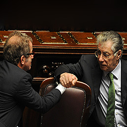 La Lega, all'opposizione, torna alle origini. Ma non esclude il dialogo con Monti, a partire dal federalismo. Nella foto il leader della Lega Umberto Bossi (a destra) stringe la mano al ministro dell'Interno, Roberto Maroni, nell'Aula di Montecitorio (Ansa)