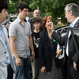 Nella foto il leader della Lega Nord Umberto Bossi con moglie e figli a Gemonio (Ansa)