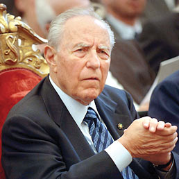 Ciampi: Solo uniti ce la faremo. Nella foto Carlo Azeglio Ciampi, 90 anni, presidente della Repubblica dal 1999 al 2006 (Imagoeconomica)