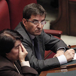 Berlusconi: un voto da paese civile. Bersani: la Lega darà spiegazioni. Determinanti i sei no dei radicali. Nella foto Nicola Cosentino all Camera durante la discussione sull'autorizzazione all'arresto del deputato (Ansa)