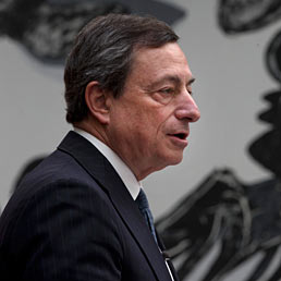 Nella foto Mario Draghi, presidente della Bce, durante il suo intervento all'università di Amsterdam (AP Photo)