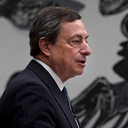 Nella foto Mario Draghi, presidente della Bce, durante il suo intervento all'universit di Amsterdam (AP Photo)