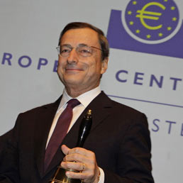 Mario, solo Lei pu salvare l'euro. Nella foto Mario Draghi (AFP Photo)