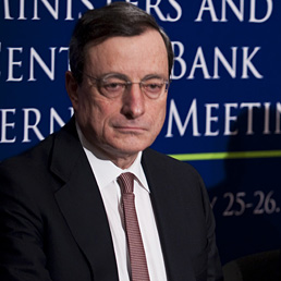 Draghi al G-20: l'economia europea è stabilizzata, flebile recessione. Nella foto il presidente della Bce, Mario Draghi (a sinistra) al G20 di Città del Messico (Reuters)