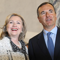 Frattini a Usa: Italia conferma suo impegno. Clinton: lotta al terrorismo non finisce con la morte di Bin Laden. Nella foto il ministro degli Esteri, Franco Frattini, riceve a Roma il Segretario di Stato americano Hillary Clinton (Epa)