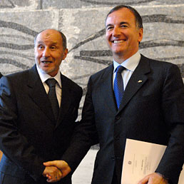 Frattini incontra il capo dei ribelli: 10mila morti in Libia. L'appello di Jalil: i raid non bastano a proteggere i civili. Nella foto il ministro degli Esteri italiano, Franco Frattini (a destra) stringe la mano al presidente del consiglio nazionale di transizione libico, Mustafa Abdul Jalil (Agf)