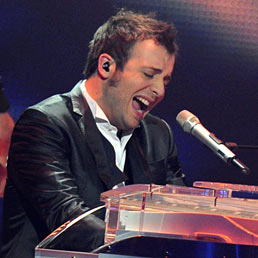 Nella foto il pianista e cantante Raphael Gualazzi (Ansa)