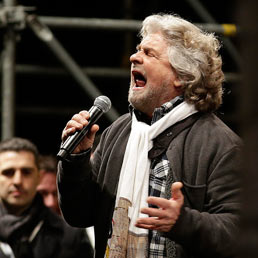 Nella foto Beppe Grillo durante il comizio in Piazza S. Giovanni (Reuters)