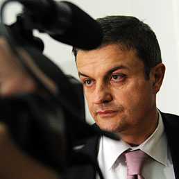 Caso Lassini, il Pdl lombardo: si dimetta se eletto, non farà parte del gruppo consiliare del partito. Nella foto Roberto Lassini, il candidato del Pdl alle comunali di Milano, indagato per i manifesti con scritto "Fuori le Br dalle Procure" (Ansa)