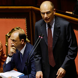 Nella foto il premier Enrico Letta (a destra) durante il suo discorso nell'Aula del Senato; a sinistra il ministro dell'Interno, Angelino Alfano (AP Photo)