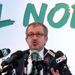 Nella foto il neo segretario della Lega Nord, Roberto Maroni, durante la conferenza stampa che ha tenuto nella sede del partito in via Bellerio a Milano (Ansa)