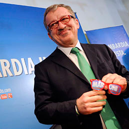 Nella foto il neo-governatore della Lombardia, Roberto Maroni, alla conferenza stampa nella sede della Lega in via Bellerio a Milano (Space24)