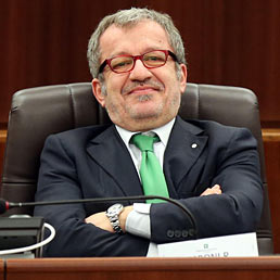 Nella foto Roberto Maroni, neo presidente della regione Lombardia durante la prima seduta del nuovo consiglio regionale (Ansa)