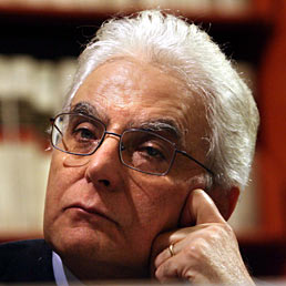 Pugno di ferro in guanto di velluto. L'ex dc (di sinistra) da sempre ruvido con Berlusconi. Nella foto Sergio Mattarella, prossimo giudice della Corte Costituzionale (Imagoeconomica)