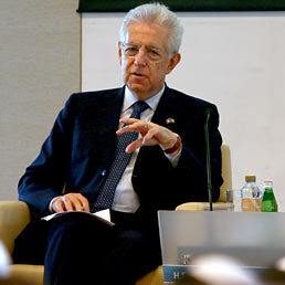 Nella foto il premier Mario Monti nel corso dell'incontro organizzato dalla Camera di Commercio di Dubai (AFP Photo)