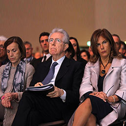 Marcegaglia: testo pessimo, non rinnoveremo i contratti. Nella foto Ansa, il premier Mario Monti con il ministro del Welfare, Elsa Fornero (a sinistra) e la presidente di Confindustria, Emma Marcegaglia (a destra)