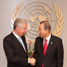 Monti: determinato a proseguire sulle riforme. Nella foto il presidente del Consiglio, Mario Monti, stringe la mano al Segretario generale delle Nazioni Unite, Ban Ki-moon (Reuters)