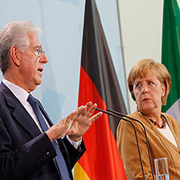 Nella foto il premier italiano, Mario Monti, con la cancelliera tedesca Angela Merkel durante la conferenza stampa congiunta a margine del meeting Germania-Italia tenutosi a Berlino (Reuters)