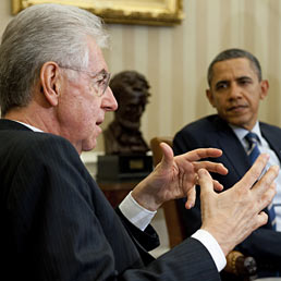 Monti, l'europeo che sa parlare agli americani. Nella foto il presidente del Consiglio, Mario Monti (a sinistra) durante il colloquio con il presidente Usa, Barack Obama (AFP Photo)