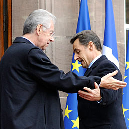 Adesso i francesi ci invidiano il premier tecnico: Les Echos immagina Monti al governo della Francia. Nella foto il premier italiano Mario Monti (a sinistra) con il presidente francese Nicolas Sarkozy (AFP Photo)