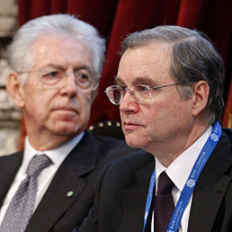 Monti stringe sul pacchetto cresci-Italia. Lunga riunione con Visco: sul tavolo dossier Ue e liberalizzazioni. Nella foto il primo ministro, Mario Monti (a sinistra), con il governatore della Banca d'Italia, Ignazio Visco (Ansa)