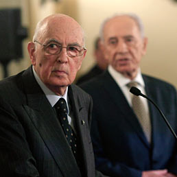 Napolitano in Israele: Devo consolidare la democrazia. Nella foto il presidente della Repubblica, Giorgio Napolitano, durante l'incontro con il suo corrispettivo israeliano, Shimon Peres (Reuters)