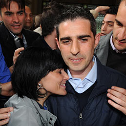 Al ballottaggio i grillini conquistano Parma. Nella foto Federico Pizzarotti con la moglie Cinzia viene festeggiato dai sostenitori per le vie di Parma (Ansa)