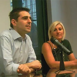 Nella foto il sindaco di Parma, Federico Pizzarotti, presenta alla stampa il nuovo assessore al welfare, Laura Rossi (a destranella foto. © www.comune.parma.it)