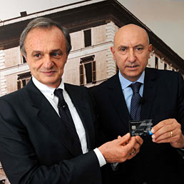 La partnership fra Alitalia e American Express sempre pi stretta. Sabelli: Speriamo nell'utile nel 2012. Nella foto Massimo Quarra (a sinistra), country manager di Amex in Italia, e il Ceo di Alitalia, Rocco Sabelli, mostrano la nuova carta co-brand Platinum (Imagoeconomica)