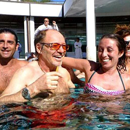 Nella foto, tratta dalla pagina online dell'artista su Facebook, Vasco Rossi in piscina con a fianco la moglie Laura durante la vacanza in Puglia (Ansa)