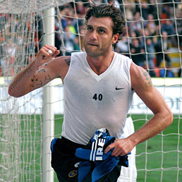 Nella foto Christian Vieri esulta dopo un gol con la maglia dell'Inter nella stagione 2004/2005 (Olycom)